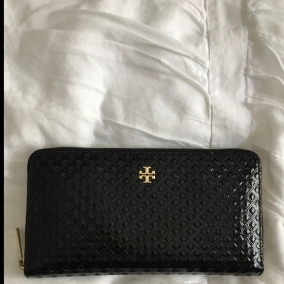 Tory Burch Handbags - EUC - Tory Burch Fleming Zip Continental Wallet